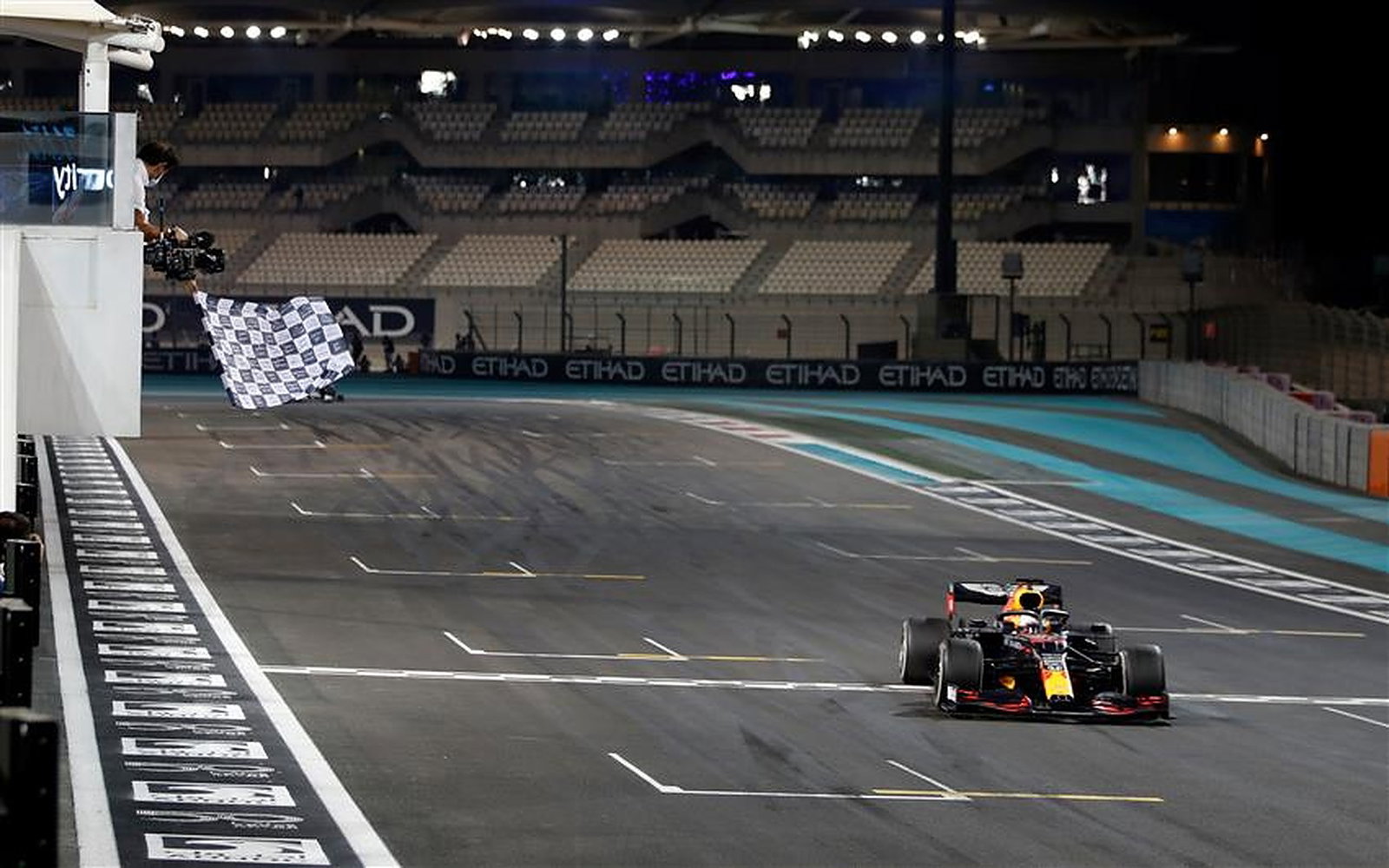 Max Verstappen Red Bull vs Lewis Hamilton - Formula1News.co.uk