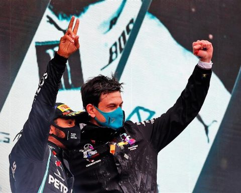 Lewis Hamilton and Toto Wolff comment on 2021 Mercedes F1 contract negotiations - Formula1news.co.uk