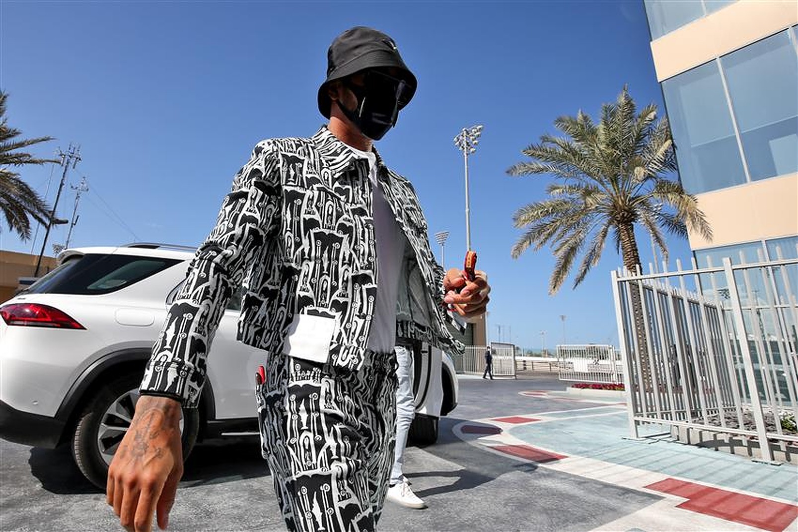 Lewis Hamilton in Abu Dhabi, still without a Mercedes contract for 2021 - Formula1news.co.uk