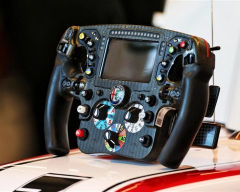 F1 steering wheel - Formula1news.co.uk