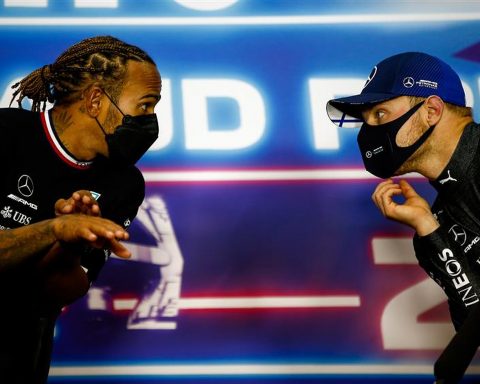 Lewis Hamilton and Valtteri Bottas at 2021 Bahrain GP - Formula1news.co.uk
