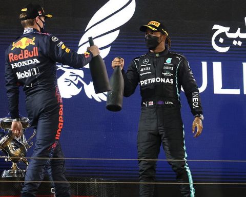 Max Verstappen and Lewis Hamilton at 2021 Bahrain GP - Formula1news.co.uk