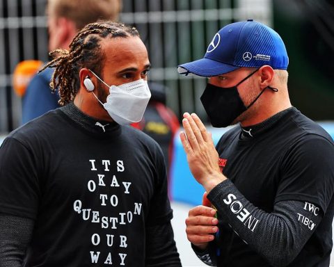 Lewis Hamilton and Valtteri Bottas at Barcelona in 2021 - Formula1news.co.uk
