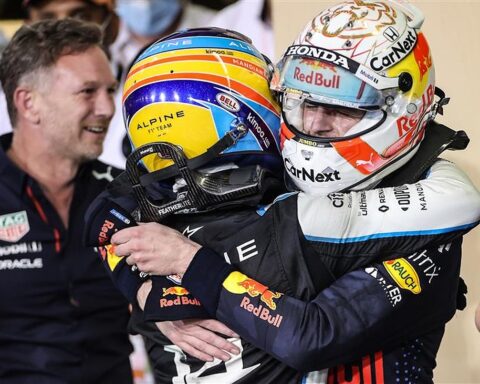 Fernando Alonso congratulates Max Verstappen on Championship success with Honda.v1