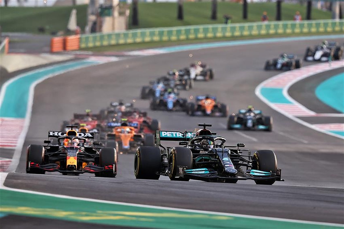 Lewis Hamilton and Max Verstappen battle in the 2021 Abu Dhabi GP.v1