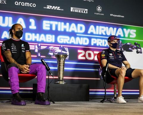 Lewis Hamilton and Max Verstappen in 2021 Abu Dhabi GP.v1