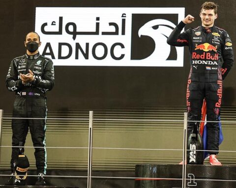 Lewis Hamilton and Max Verstappen in the 2021 Abu Dhabi GP.v1