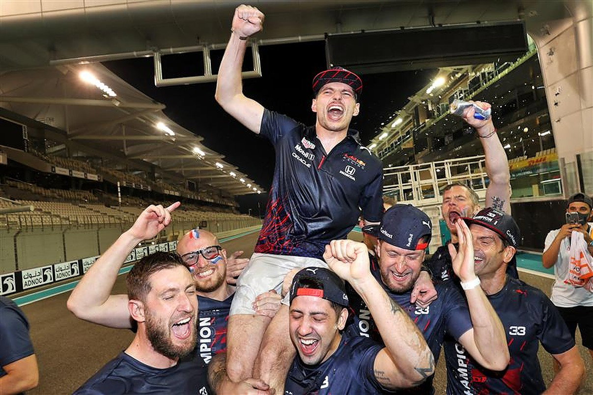 Max Verstappen celebrating in Abu Dhabi.v1