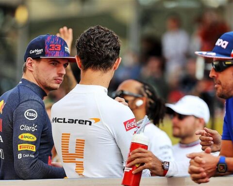 Max Verstappen in the Abu Dhabi circuit paddock in 2021.v1
