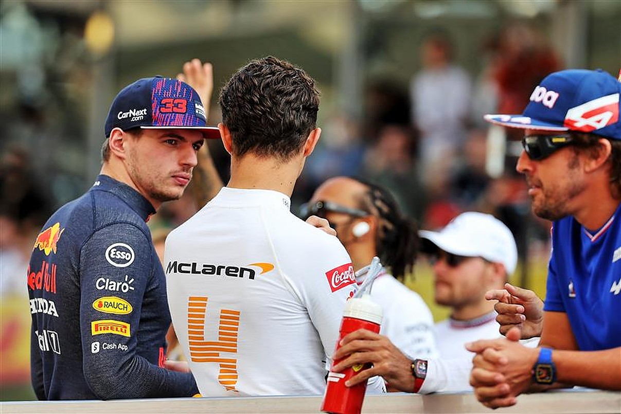 Max Verstappen in the Abu Dhabi circuit paddock in 2021.v1