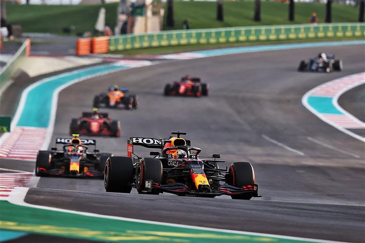 Max Verstappen leads the 2021 Abu Dhabi Grand Prix.v1