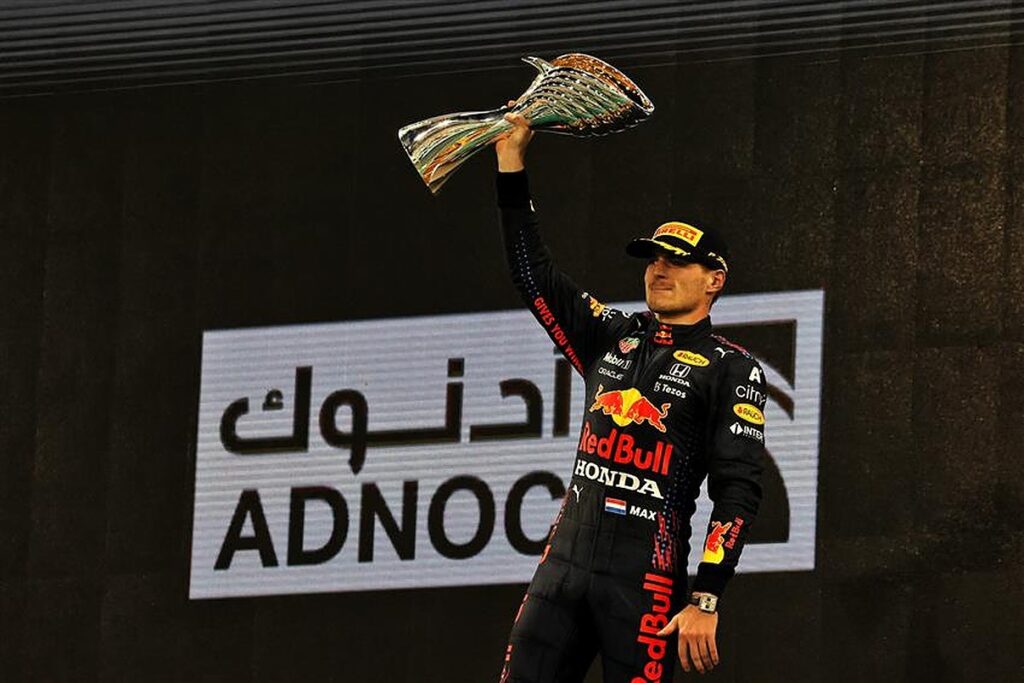 Max Verstappen wins the 2021 F1 Championship.v1