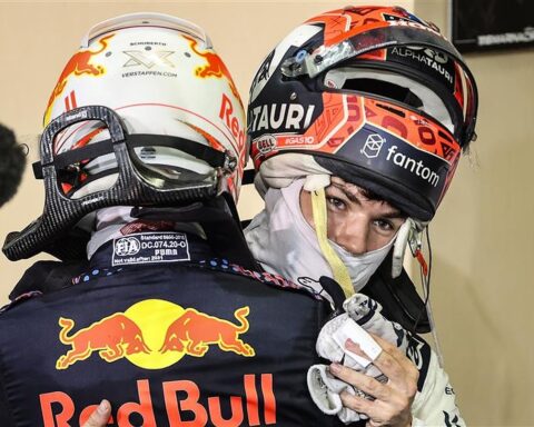 Pierre Gasly and Max Verstappen in Abu Dhabi GP 2021.v1