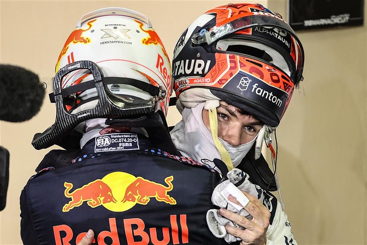 Pierre Gasly and Max Verstappen in Abu Dhabi GP 2021.v1