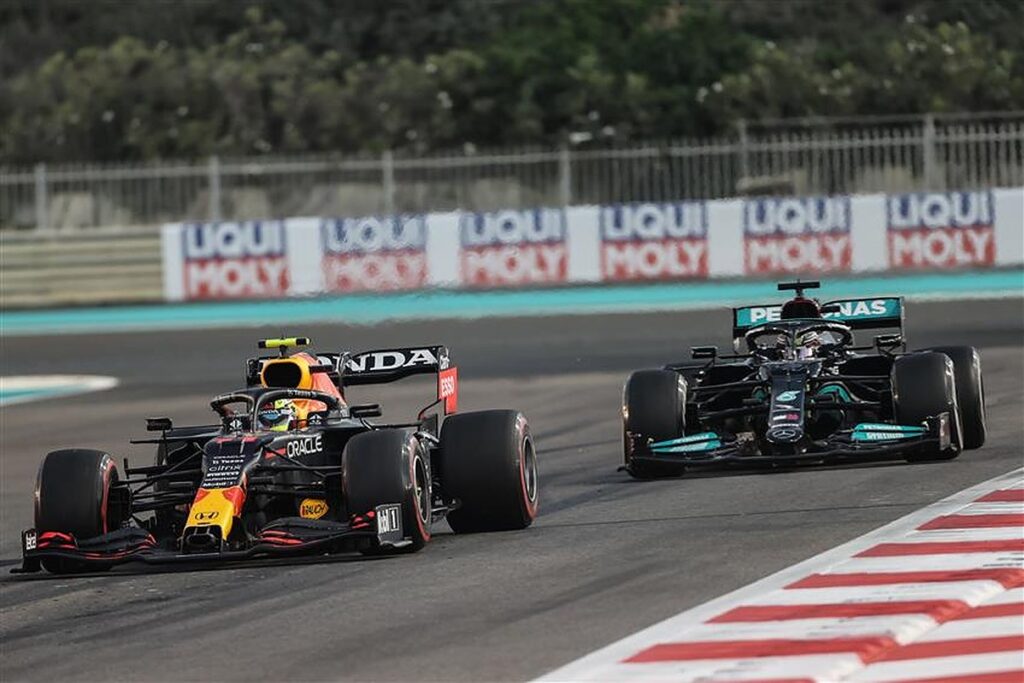 Sergio Perez defending Lewis Hamilton in 2021 Abu Dhabi GP.v1