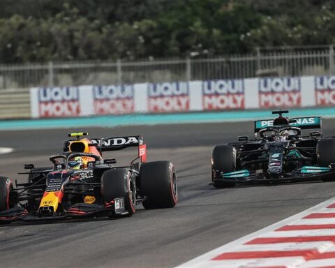 Sergio Perez defending Lewis Hamilton in 2021 Abu Dhabi GP.v1