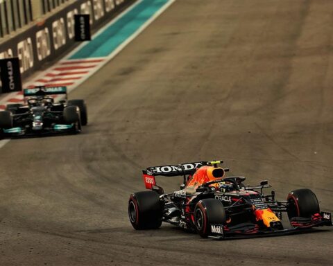 Sergio Perez defends against Lewis Hamilton at the 2021 Abu Dhabi Grand Prix.v1