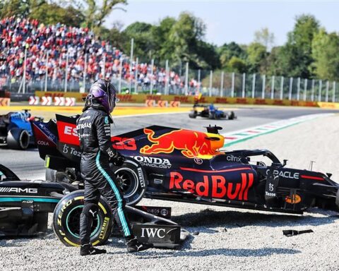Lewis Hamilton and Max Verstappen after crashing at the 2021 Italian GP.v1