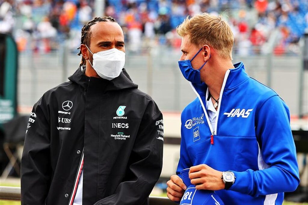 Lewis Hamilton and Mick Schumacher in 2021.v1
