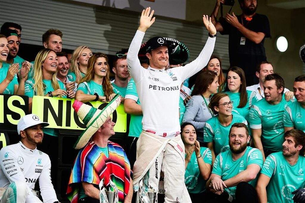 Lewis Hamilton and Nico Rosberg in 2016.v1