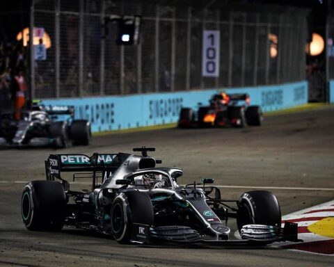 Lewis Hamilton leads 2019 Singapore Grand Prix.v1