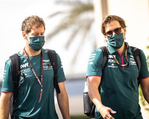 Sebastian Vettel and Aston Martin trainer at the 2021 Abu Dhabi GP paddock.v1