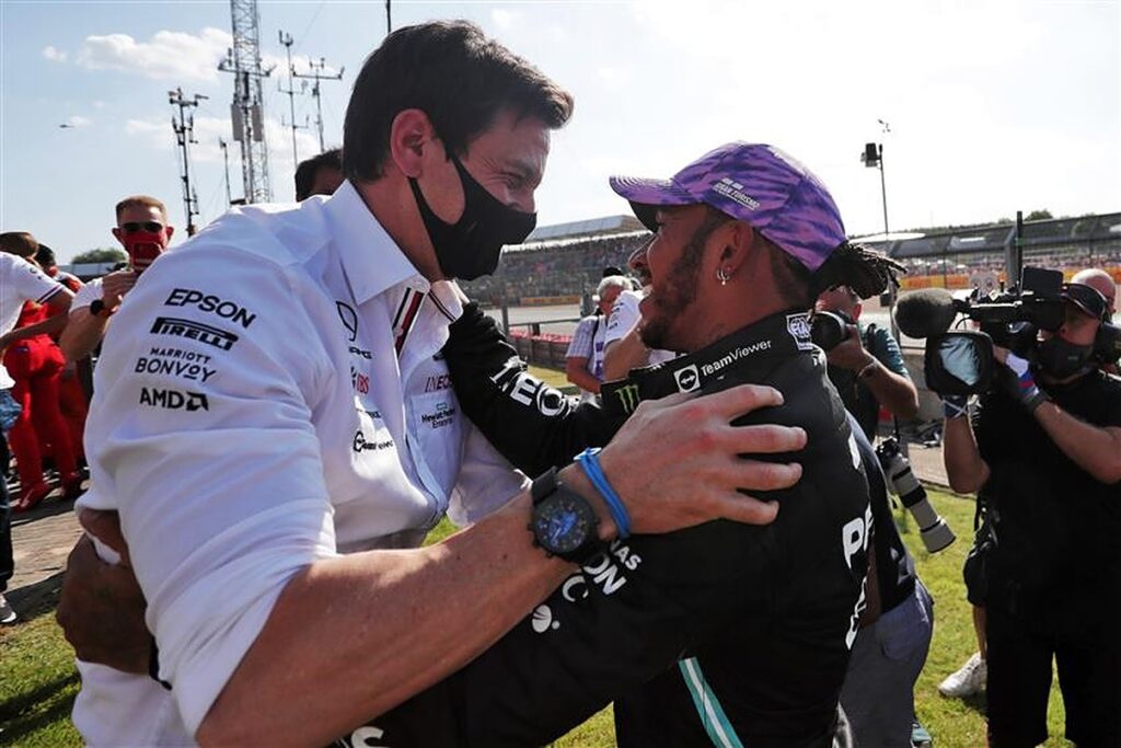 Toto Wolff and Lewis Hamilton in 2021.v1