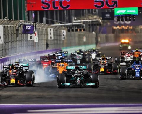 Lewis Hamilton and Max Verstappen racing in Saudi Arabia.v1