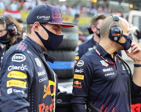 Max Verstappen with his race engineer in Abu Dhabi.v1