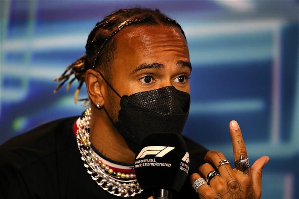 Lewis Hamilton protests jewellery ban in Miami GP.v1