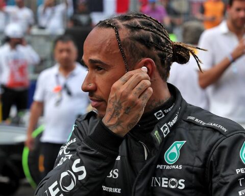 Lewis Hamilton slams Mercedes after finishing behind George Russell in Miami GP.v1